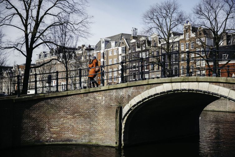 girl-standing-amsterdam-canal-jordaaan-who-is-amsterdam