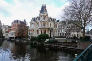 The Story Behind Amsterdam&rsquo;s Canal Houses